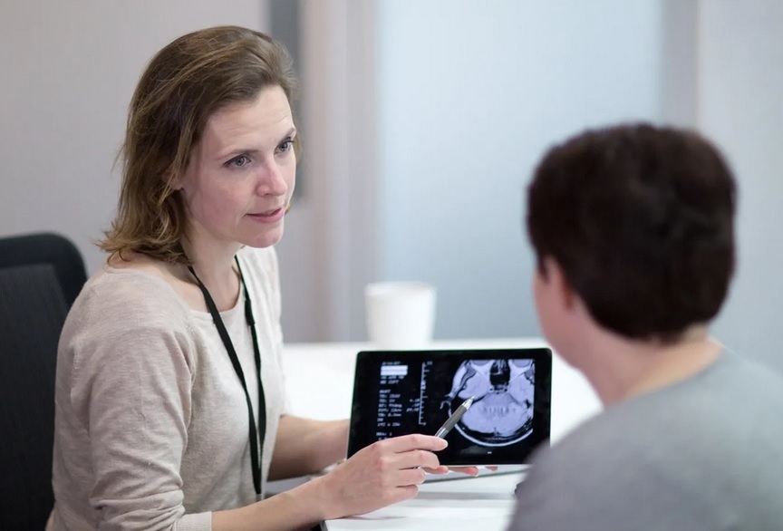 بیماری ام اس چیست و راههای درمان آن کدامند؟ بیماری ام اس چیست و راههای درمان آن کدامند؟