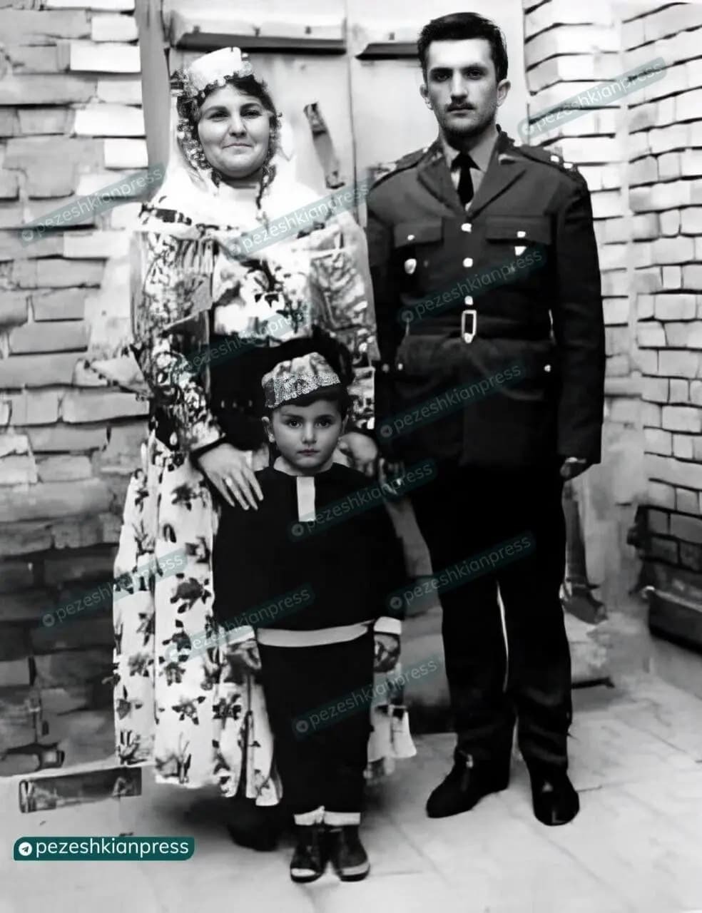 عکس/ مسعود پزشکیان در ۵ سالگی در کنار پدر و مادرش