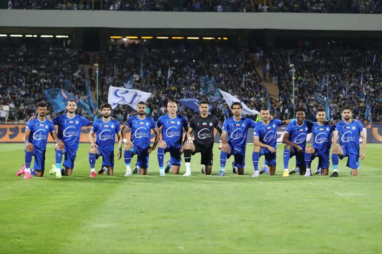 عکس/ ژست عجیب و متفاوت بازیکنان استقلال در عکس تیمی ابتدای مسابقه