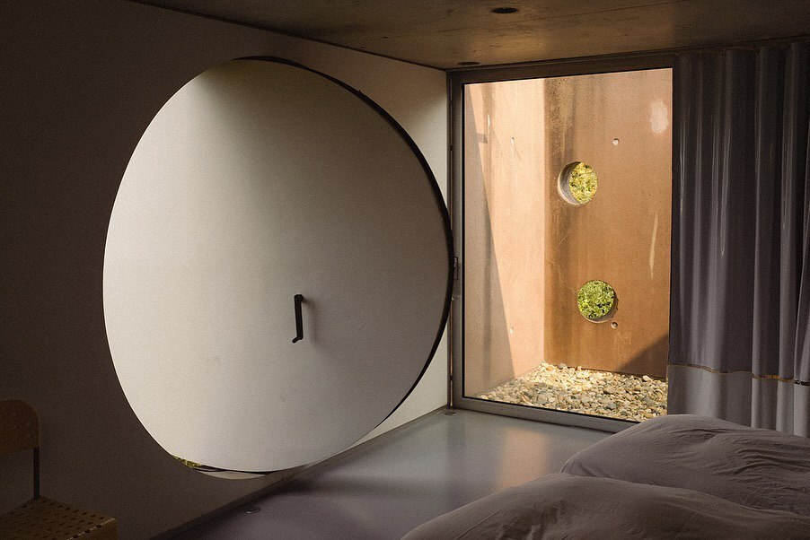 ویلایی در فرانسه با دیوارهایی شبیه پنیر!