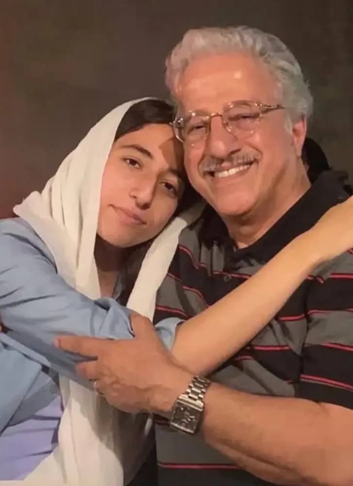 عکس/ شباهت عجیب علیرضا خمسه و دخترش