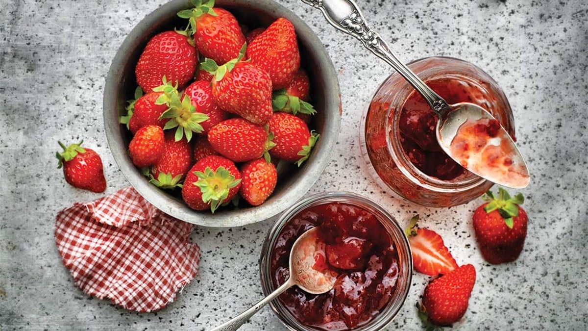 فوت و فنهای خوشمزهتر کردن مربای توت فرنگی فوت و فنهای خوشمزهتر کردن مربای توت فرنگی