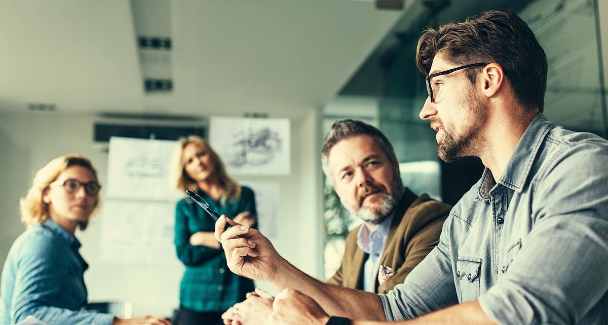 چرا کمتر گوش میدهیم و بیشتر حرف میزنیم؟ چرا کمتر گوش میدهیم و بیشتر حرف میزنیم؟