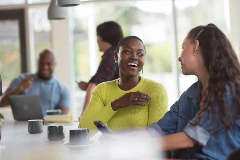 چرا کمتر گوش میدهیم و بیشتر حرف میزنیم؟ چرا کمتر گوش میدهیم و بیشتر حرف میزنیم؟