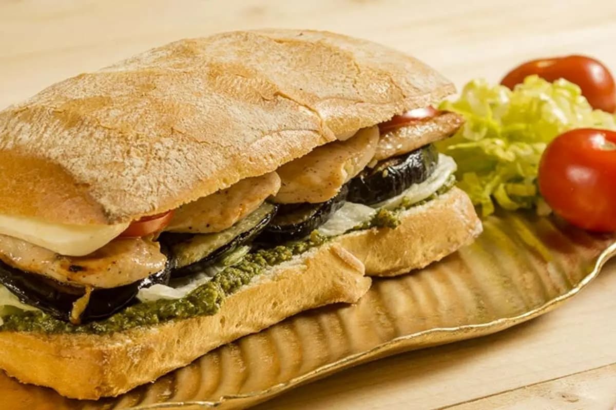 با بادمجان این ساندویچ خاص و خوشمزه را درست کنید!