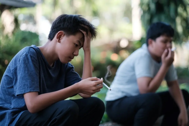 چگونه با نوجوانی که سیگار میکشد رفتار کنیم چگونه با نوجوانی که سیگار میکشد رفتار کنیم