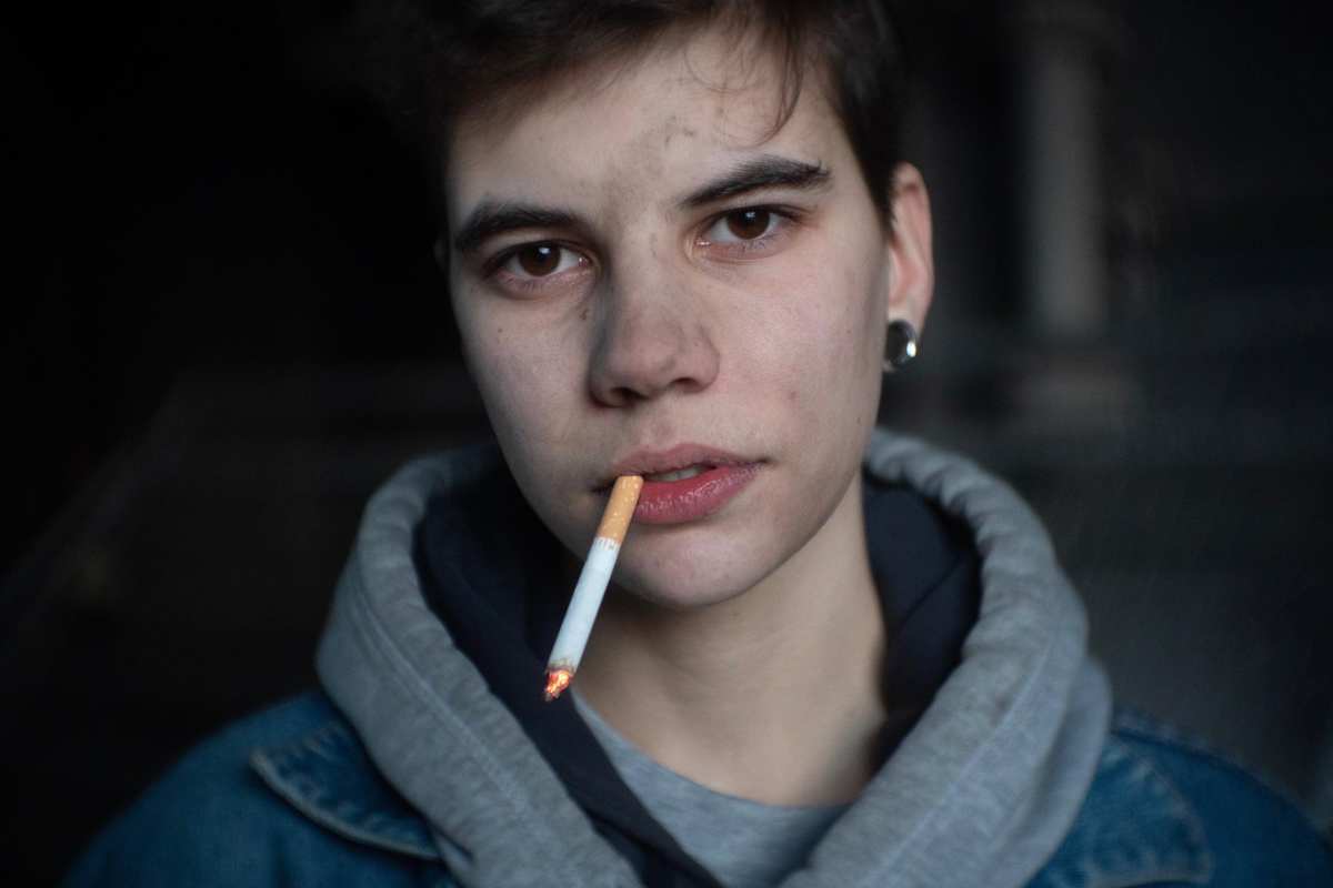 چگونه با نوجوانی که سیگار میکشد رفتار کنیم چگونه با نوجوانی که سیگار میکشد رفتار کنیم