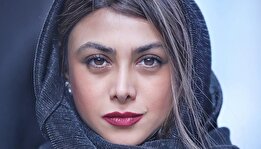 عکس/ ژست عجیب آزاده صمدی وایرال شد