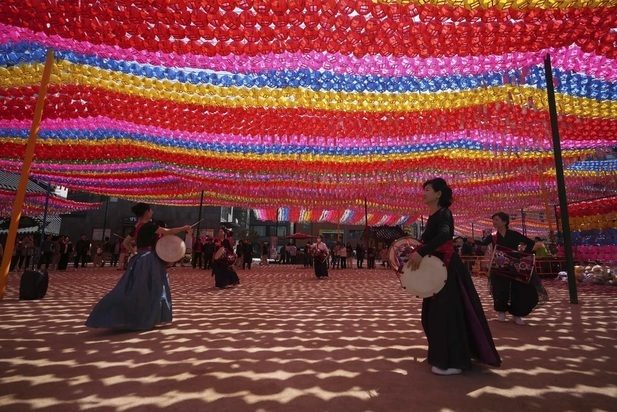 تصاویری جالب از جشنواره فانوس نیلوفر آبی در سئول تصاویری جالب از جشنواره فانوس نیلوفر آبی در سئول