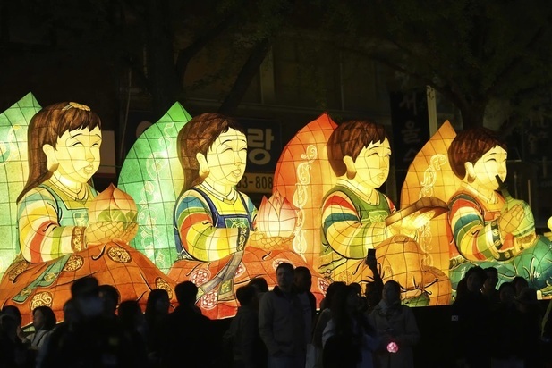 تصاویری جالب از جشنواره فانوس نیلوفر آبی در سئول تصاویری جالب از جشنواره فانوس نیلوفر آبی در سئول