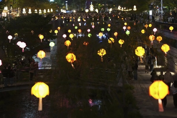 تصاویری جالب از جشنواره فانوس نیلوفر آبی در سئول تصاویری جالب از جشنواره فانوس نیلوفر آبی در سئول