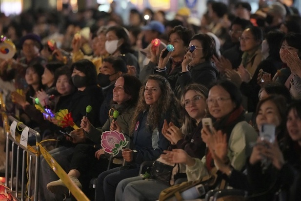 تصاویری جالب از جشنواره فانوس نیلوفر آبی در سئول تصاویری جالب از جشنواره فانوس نیلوفر آبی در سئول