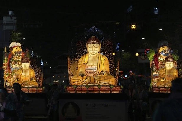 تصاویری جالب از جشنواره فانوس نیلوفر آبی در سئول تصاویری جالب از جشنواره فانوس نیلوفر آبی در سئول