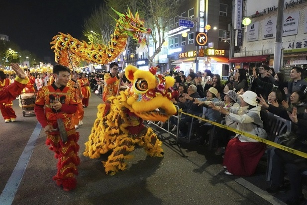 تصاویری جالب از جشنواره فانوس نیلوفر آبی در سئول تصاویری جالب از جشنواره فانوس نیلوفر آبی در سئول