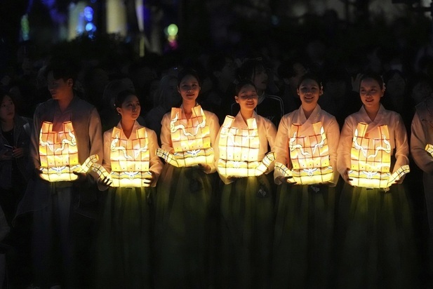 تصاویری جالب از جشنواره فانوس نیلوفر آبی در سئول تصاویری جالب از جشنواره فانوس نیلوفر آبی در سئول