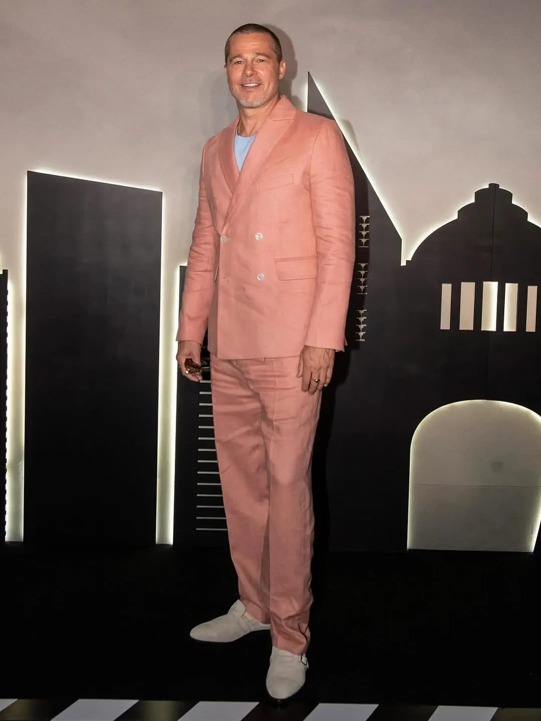 عکس/ استایل عجیب برد پیت با کت و شلوارِ صورتی وایرال شد!