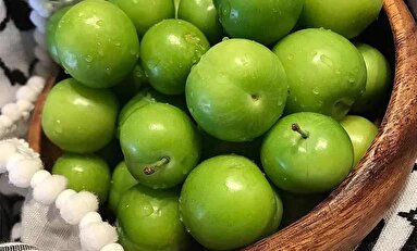خوردن زیاد گوجه سبز چه بر سر معده می‌آورد؟